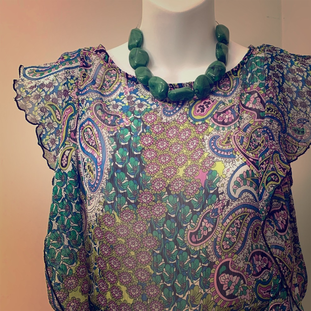 Cute paisley print sleeveless blouse.